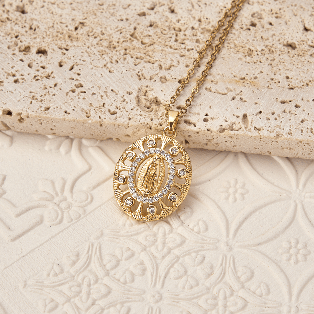 Christianartworkshop Collier pendentif Notre-Dame de Guadalupe en filigrane doré : un symbole de grâce mariale et de beauté intemporelle - image 3