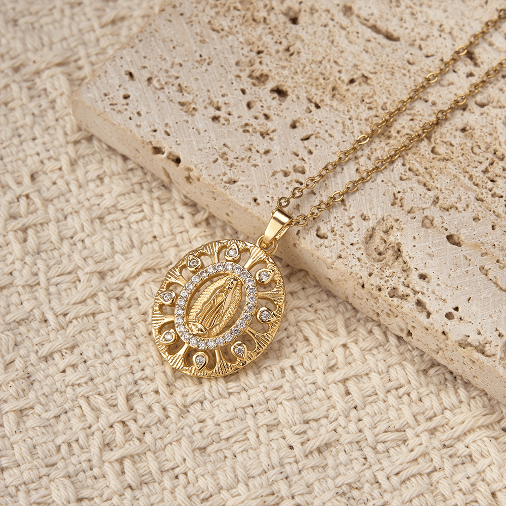 Christianartworkshop Collier pendentif Notre-Dame de Guadalupe en filigrane doré : un symbole de grâce mariale et de beauté intemporelle - image 4