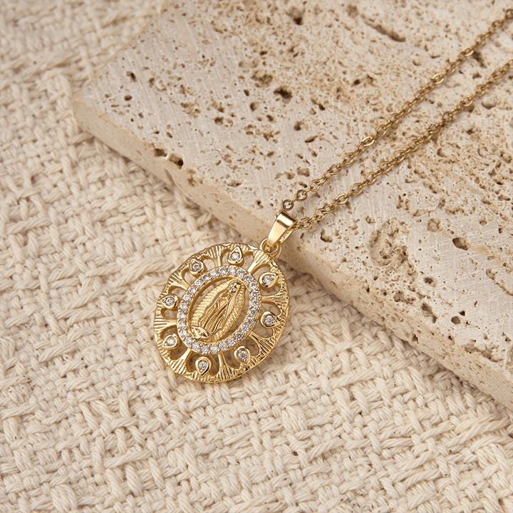 Christianartworkshop Collier pendentif Notre-Dame de Guadalupe en filigrane doré : un symbole de grâce mariale et de beauté intemporelle - image 4