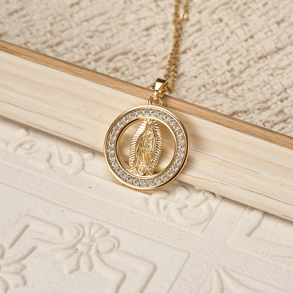 Christianartworkshop Collier pendentif Notre-Dame de Guadalupe en cercle ajouré : symbole de la grâce mariale et de la lumière divine - image 1