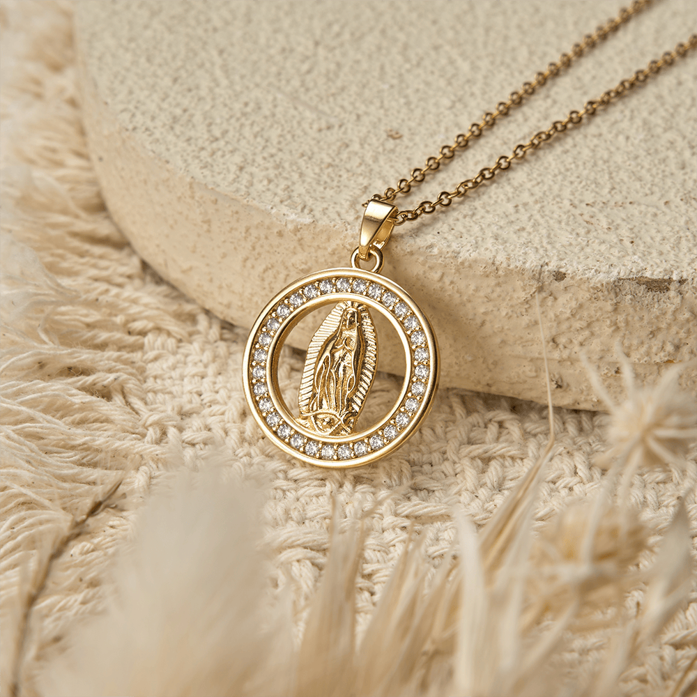 Christianartworkshop Collier pendentif Notre-Dame de Guadalupe en cercle ajouré : symbole de la grâce mariale et de la lumière divine - Notre Dame - image 0