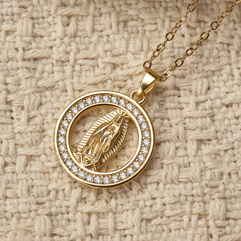 Christianartworkshop Collier pendentif Notre-Dame de Guadalupe en cercle ajouré : symbole de la grâce mariale et de la lumière divine - image 2