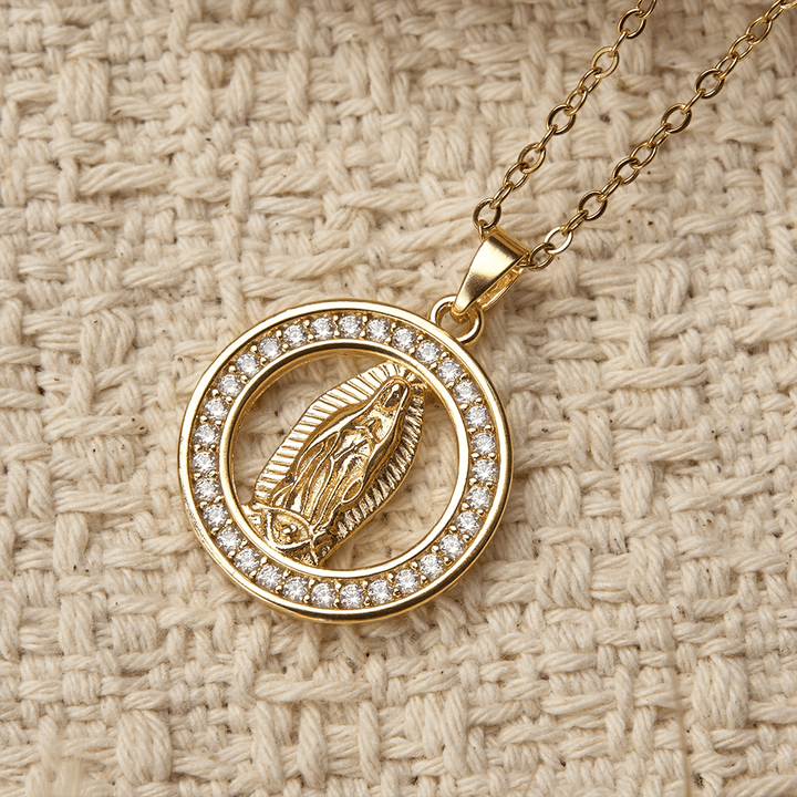 Christianartworkshop Collier pendentif Notre-Dame de Guadalupe en cercle ajouré : symbole de la grâce mariale et de la lumière divine - image 2