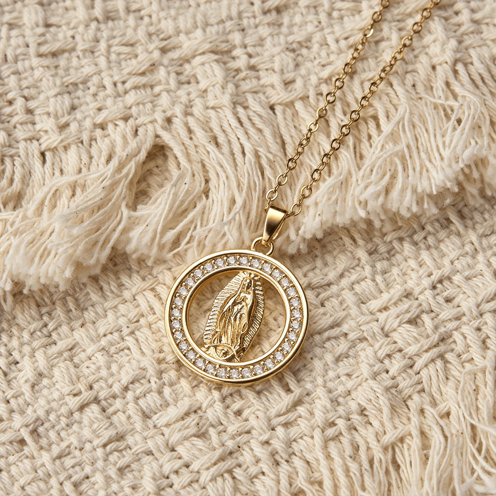 Christianartworkshop Collier pendentif Notre-Dame de Guadalupe en cercle ajouré : symbole de la grâce mariale et de la lumière divine - image 3