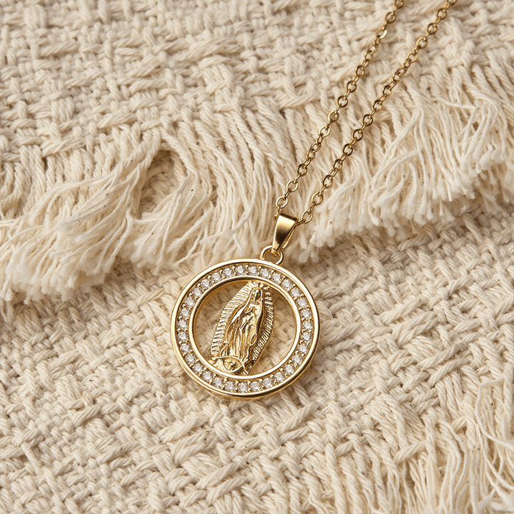 Christianartworkshop Collier pendentif Notre-Dame de Guadalupe en cercle ajouré : symbole de la grâce mariale et de la lumière divine - image 3