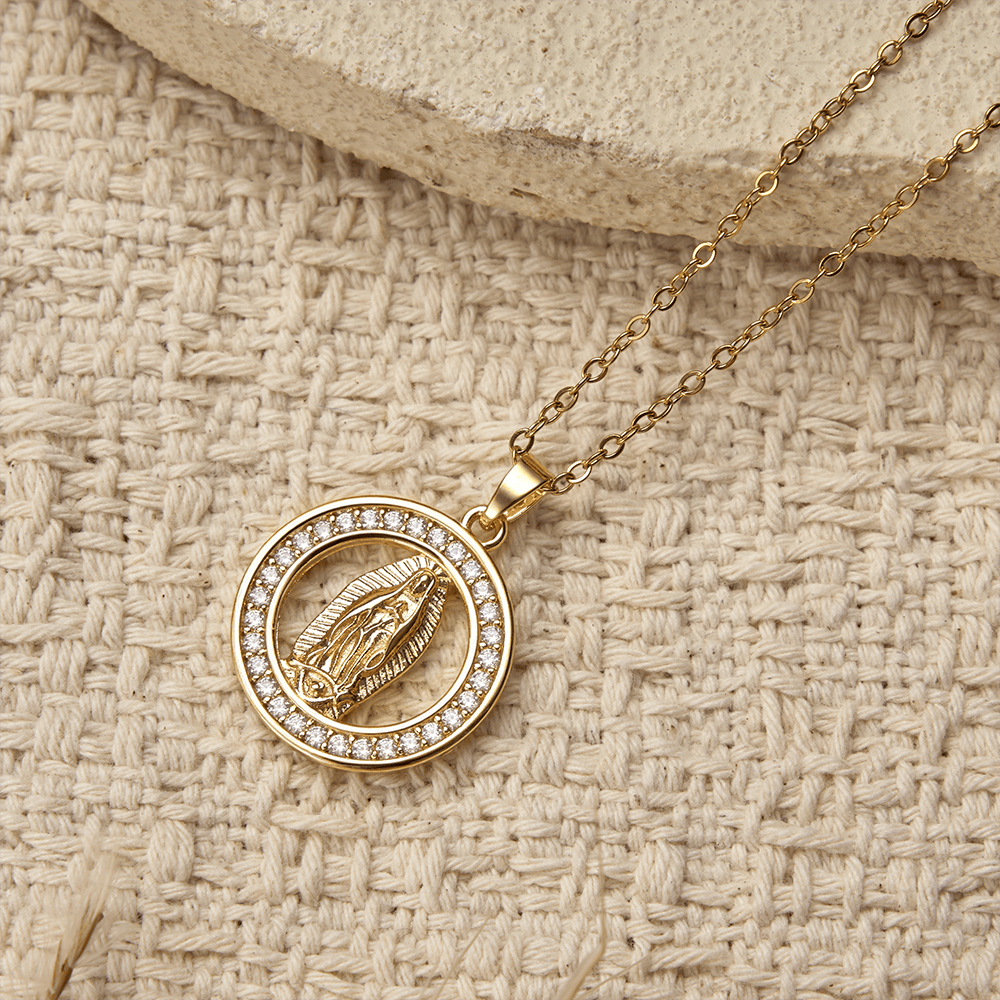Christianartworkshop Collier pendentif Notre-Dame de Guadalupe en cercle ajouré : symbole de la grâce mariale et de la lumière divine - image 4