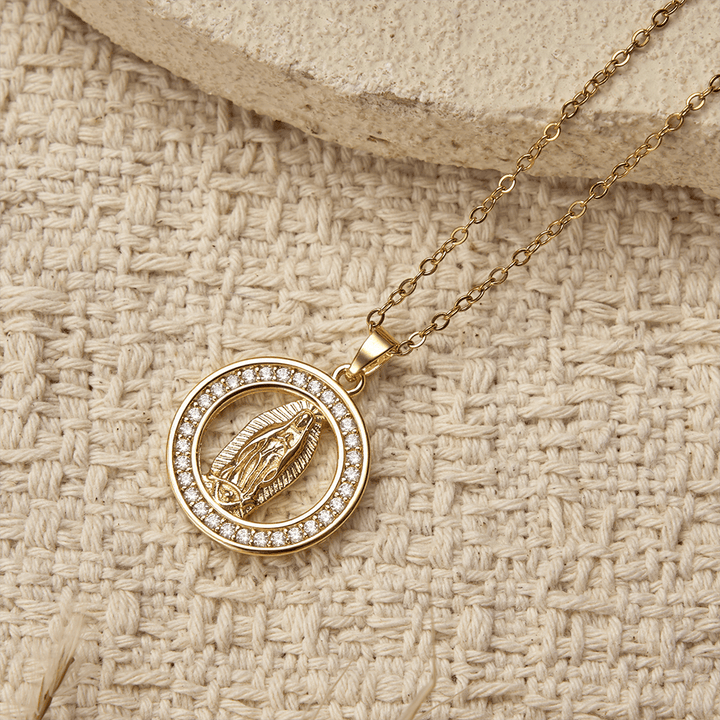 Christianartworkshop Collier pendentif Notre-Dame de Guadalupe en cercle ajouré : symbole de la grâce mariale et de la lumière divine - image 4