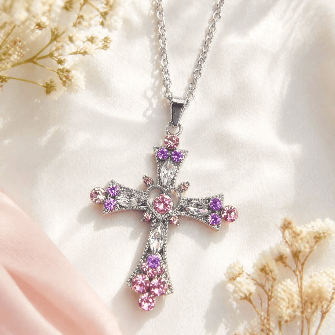 Christianartworkshop Collier croix en zircon rose et violet avec pendentif cœur : un symbole éclatant d’amour et de dévotion - Croix rose et violette - image 0