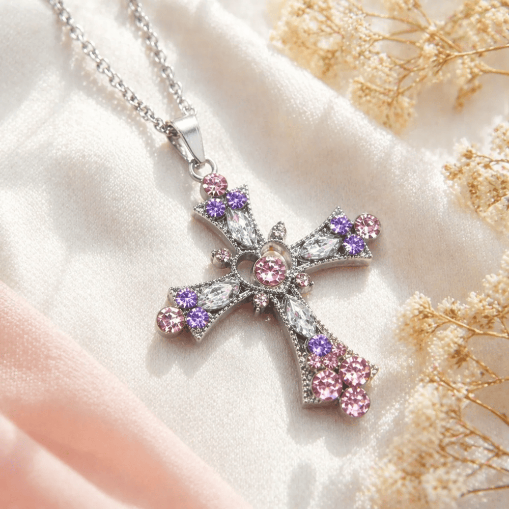 Christianartworkshop Collier croix en zircon rose et violet avec pendentif cœur : un symbole éclatant d’amour et de dévotion - image 1