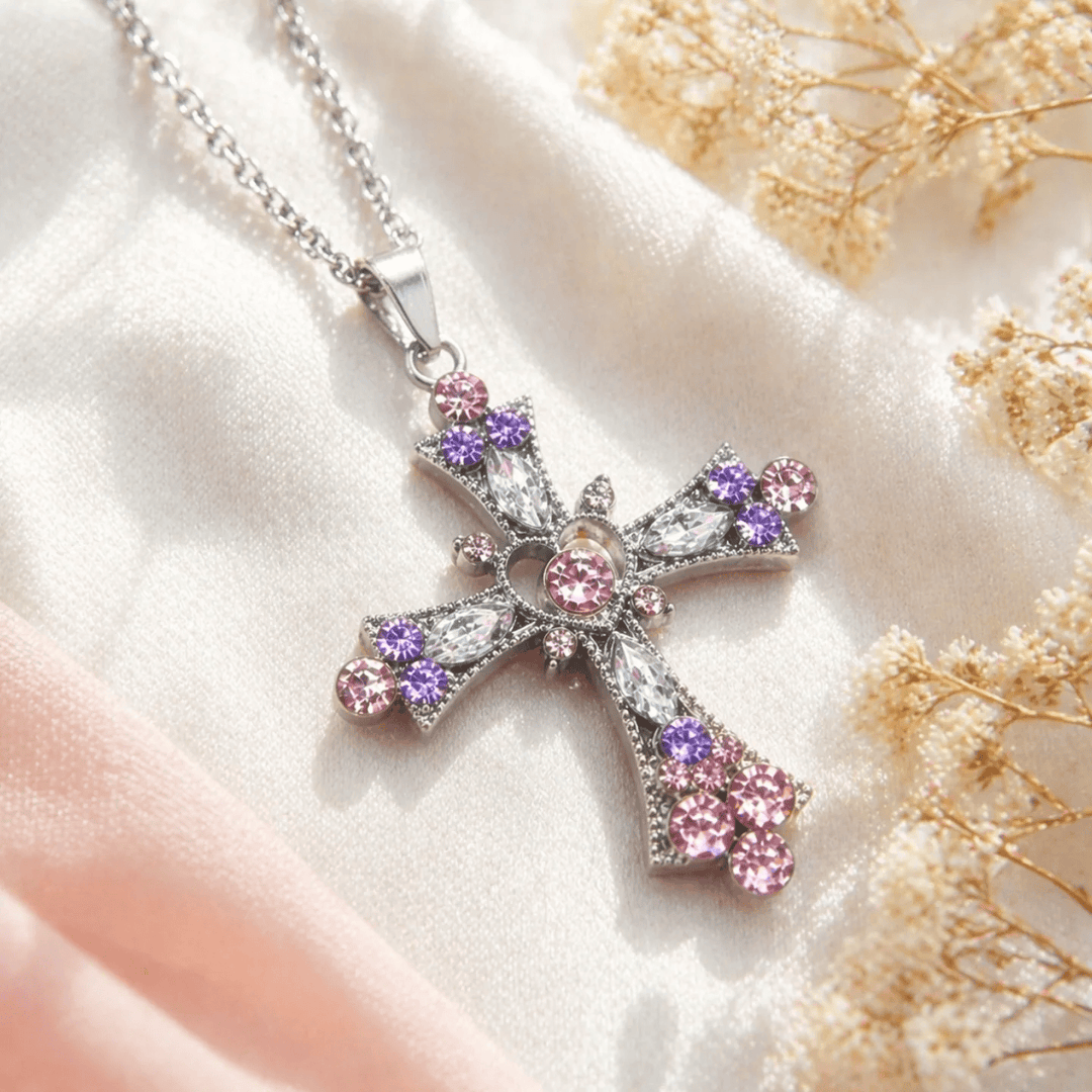Christianartworkshop Collier croix en zircon rose et violet avec pendentif cœur : un symbole éclatant d’amour et de dévotion - image 1