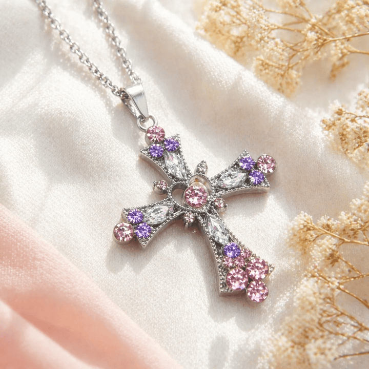 Christianartworkshop Collier croix en zircon rose et violet avec pendentif cœur : un symbole éclatant d’amour et de dévotion - image 1