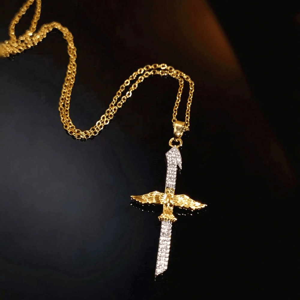 Christianartworkshop Collier croix épée en zircon étincelant avec ailes de colombe : un symbole de protection divine - image 1