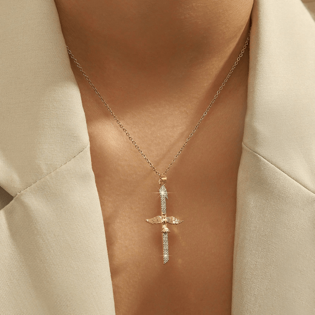 Christianartworkshop Collier croix épée en zircon étincelant avec ailes de colombe : un symbole de protection divine - Croix du Saint-Esprit - image 0