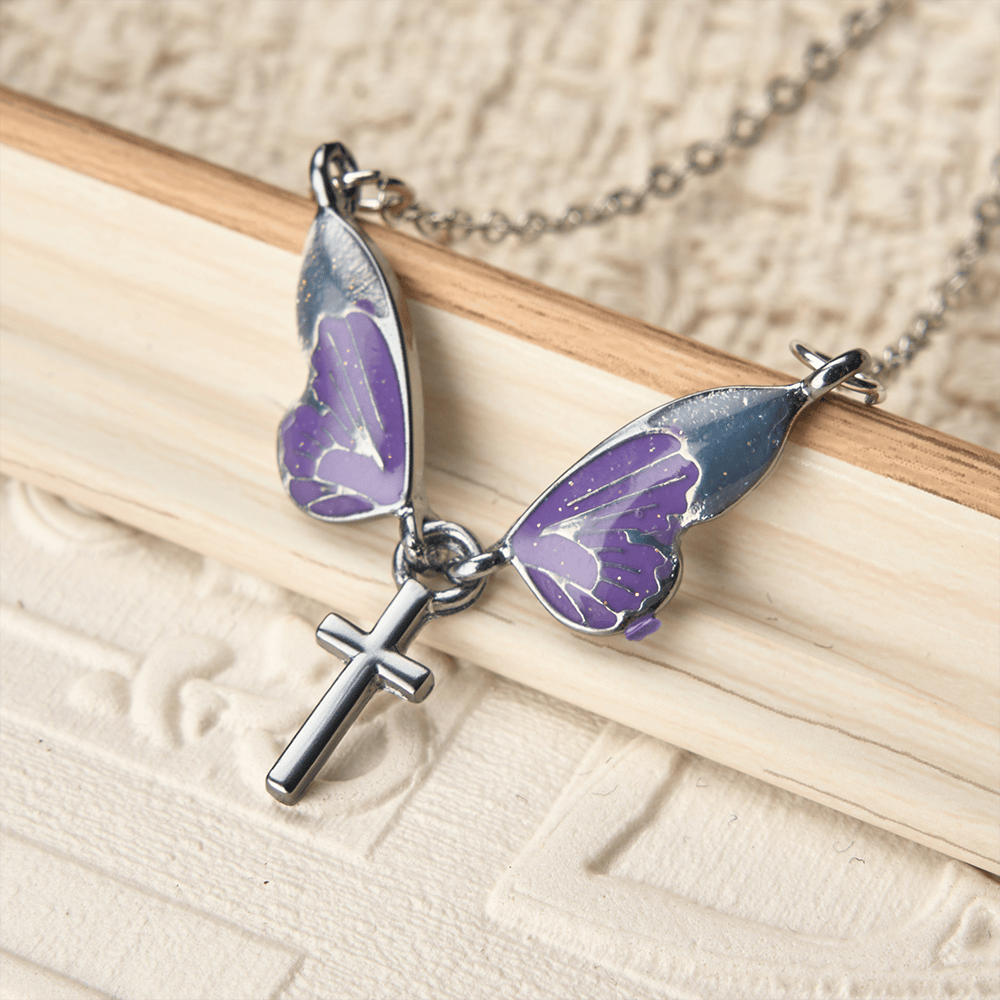 Christianartworkshop Collier pendentif croix en forme d'aile de papillon : un symbole éclatant de lumière divine et d'espoir - Papillon et croix - image 0