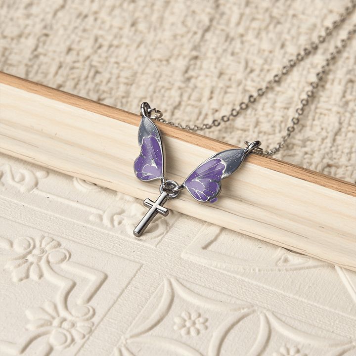 Christianartworkshop Collier pendentif croix en forme d'aile de papillon : un symbole éclatant de lumière divine et d'espoir - image 1