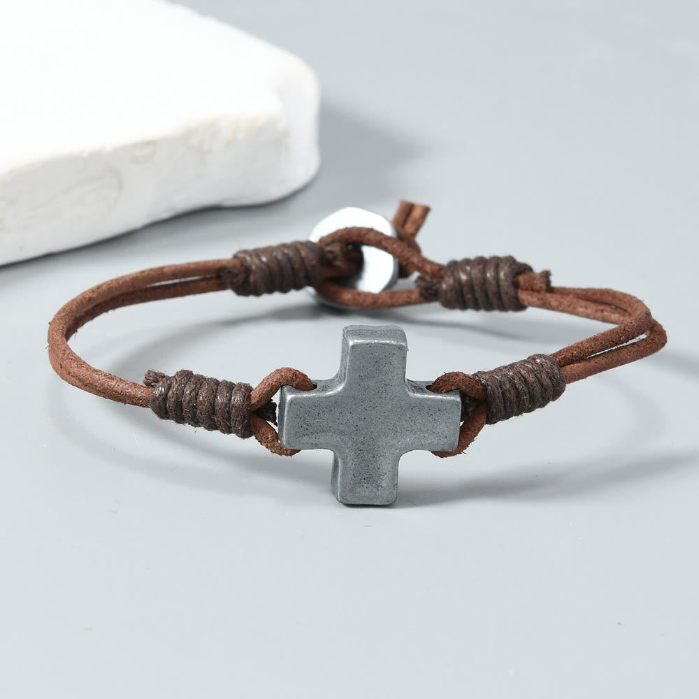 Christianartworkshop Croix en métal vieilli sur cordon de cuir tressé : un emblème de foi inébranlable - image 3