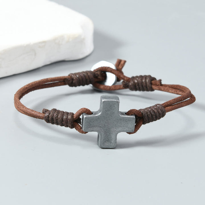 Christianartworkshop Croix en métal vieilli sur cordon de cuir tressé : un emblème de foi inébranlable - image 3