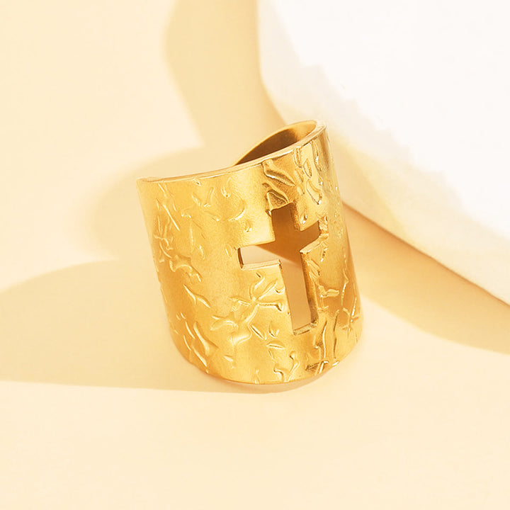 Christianartworkshop Bague croix large ajustable à finition texturée : un symbole quotidien de foi et de confiance - Doré (Convient aux pointures américaines 7 à 9) - image 2