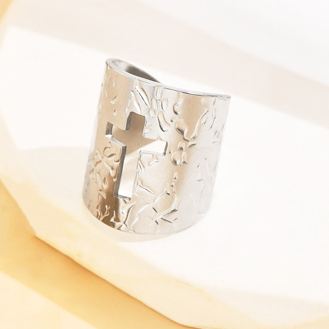 Christianartworkshop Bague croix large ajustable à finition texturée : un symbole quotidien de foi et de confiance - Argent (Convient aux pointures américaines 7 à 9) - image 3