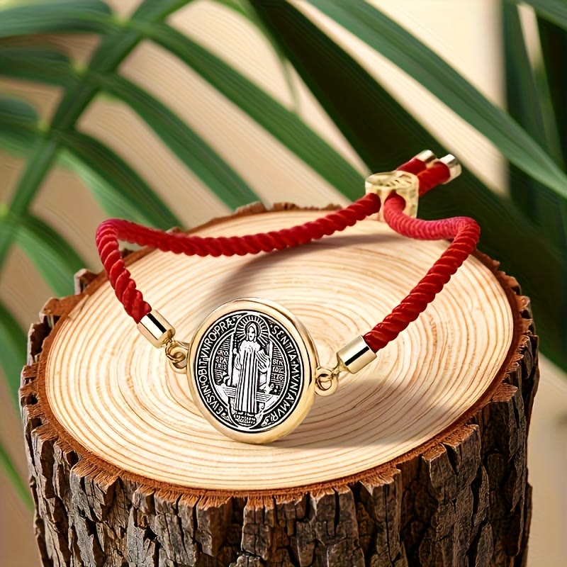 Bracelet en cordon tressé avec médaille de Saint Benoît, couleurs assorties, de Christianartworkshop : un symbole de protection divine - Rouge - image 0