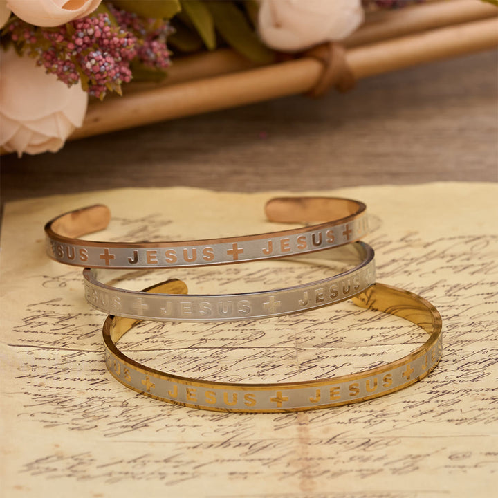 Christianartworkshop Bracelet manchette gravé JÉSUS, disponible en doré, argenté et or rose : un rappel de la grâce divine - image 0