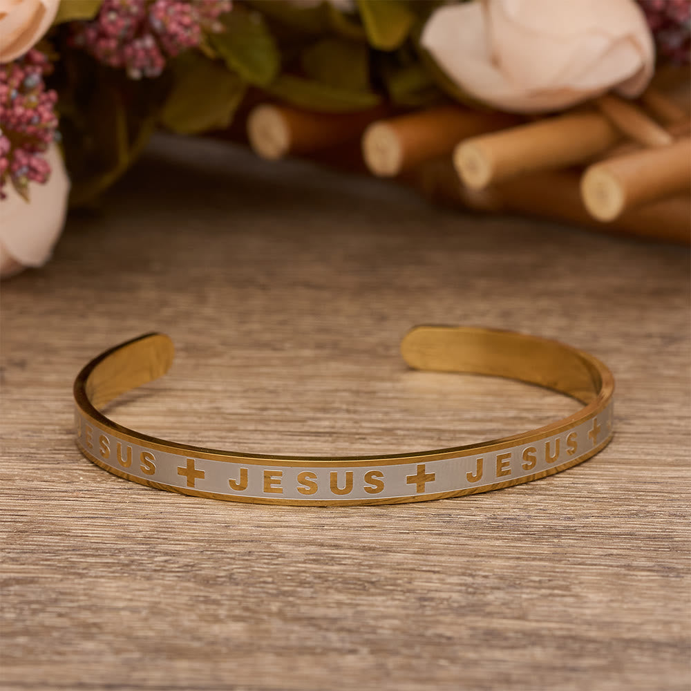 Christianartworkshop Bracelet manchette gravé JÉSUS, disponible en doré, argenté et or rose : un rappel de la grâce divine - Doré - image 3