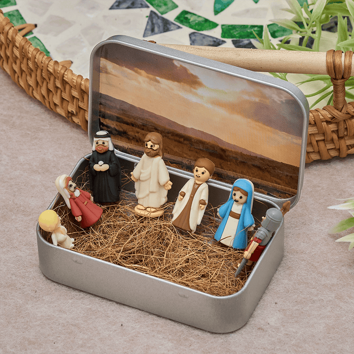 Christianartworkshop Crèche miniature avec boîte en métal portable : un symbole de l'histoire de Noël - image 1