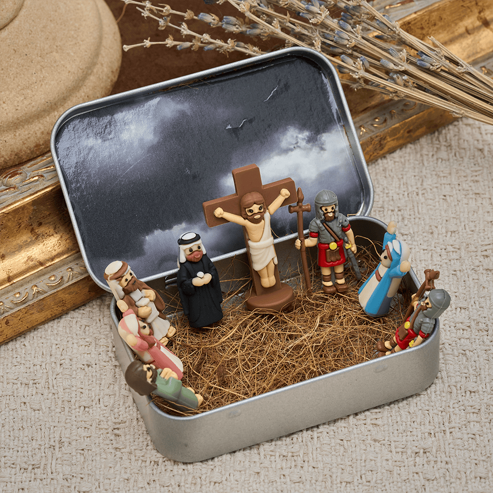 Christianartworkshop Coffret de mini-figurines représentant la scène de la crucifixion du Vendredi saint, avec boîte en métal portable : un symbole de sacrifice - image 1
