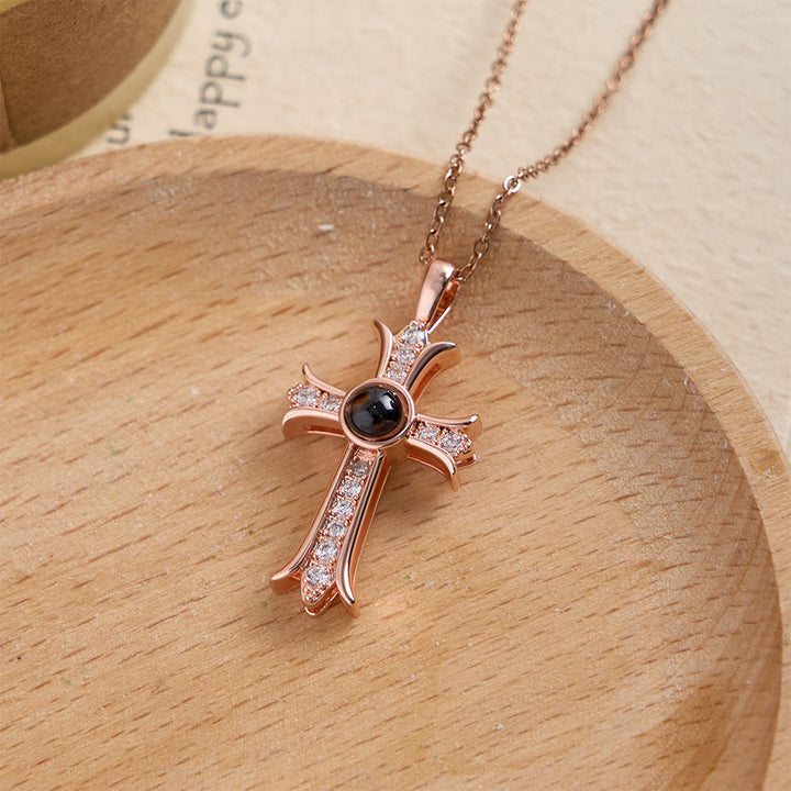 Christianartworkshop Collier croix incrustée de cristaux avec pierre centrale noire : symbole de lumière divine et de foi éternelle - Rose doré - image 3