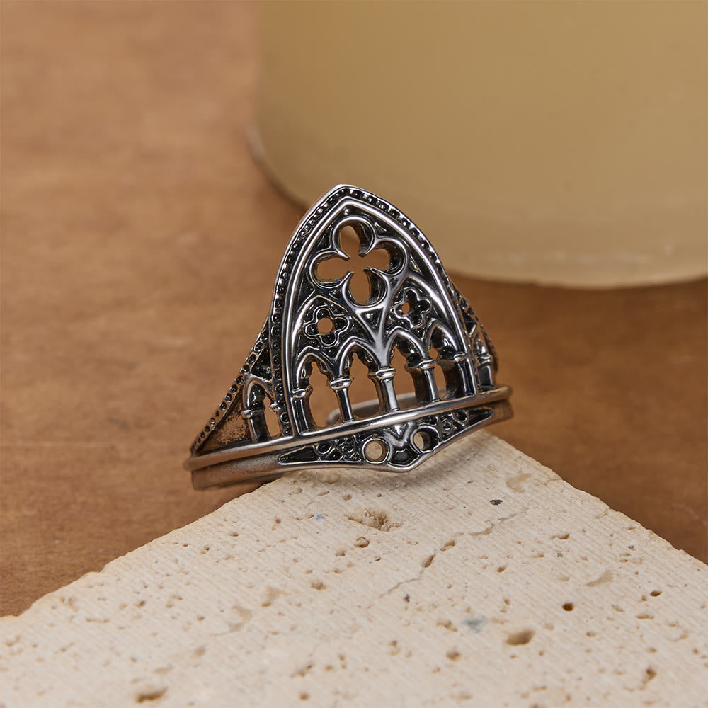Christianartworkshop Bague de dévotion inspirée des vitraux de cathédrale gothiques, ornée de motifs à quatre lobes : symbole d’architecture sacrée et de lumière divine - Convient aux tailles américaines 6 à 9 - image 0