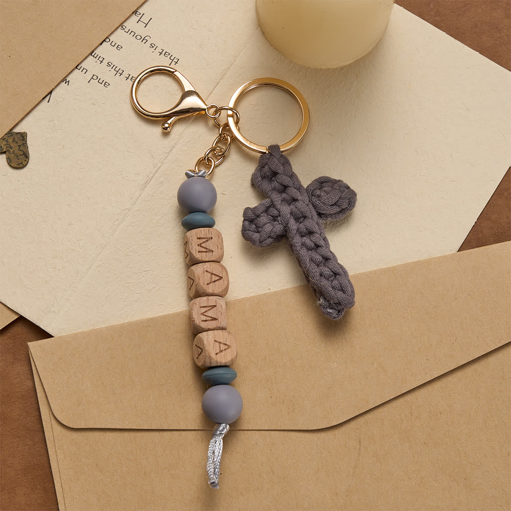 Christianartworkshop Porte-clés croix en crochet doux avec perles gravées « MAMA » : incarne la grâce, la fidélité et la chaleur. - Gris - image 6