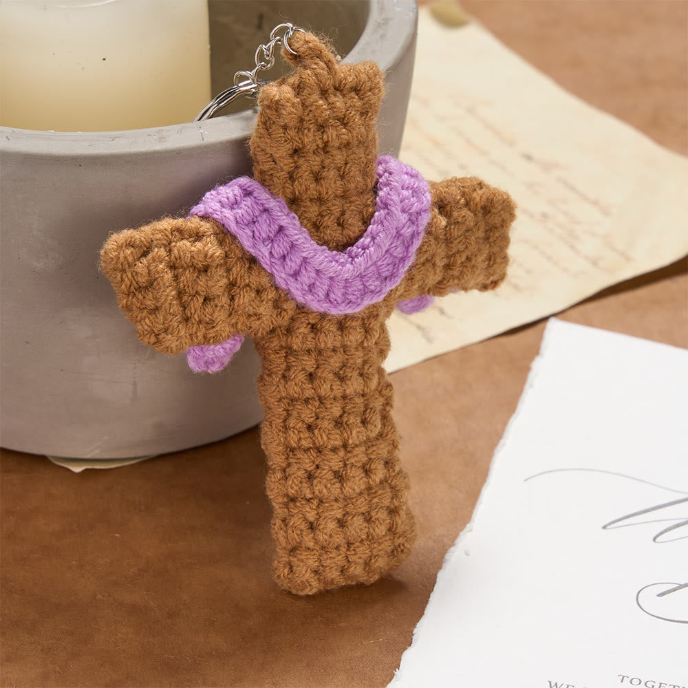Christianartworkshop Porte-clés croix crocheté à la main avec une touche de violet : symbole de foi réconfortante et d’amour divin chaleureux - image 1