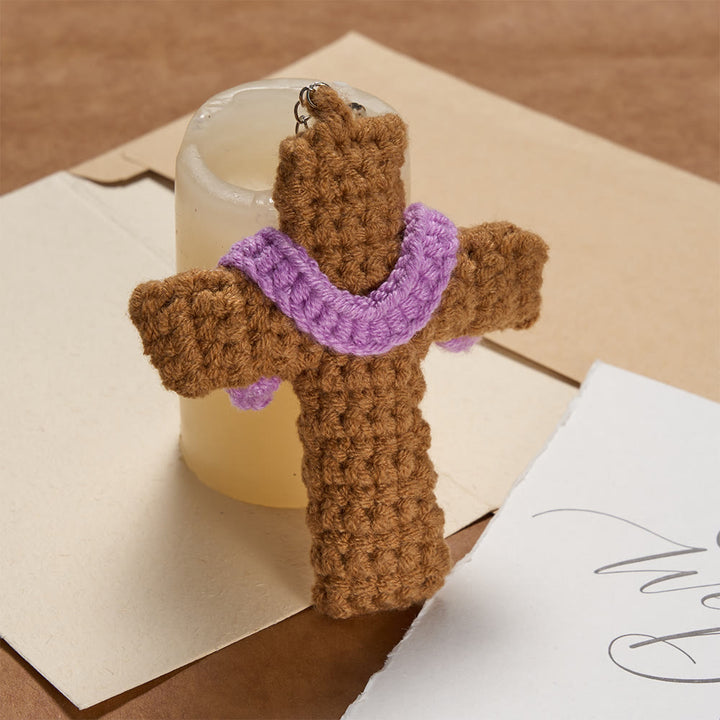 Christianartworkshop Porte-clés croix crocheté à la main avec une touche de violet : symbole de foi réconfortante et d’amour divin chaleureux - Croix - image 0