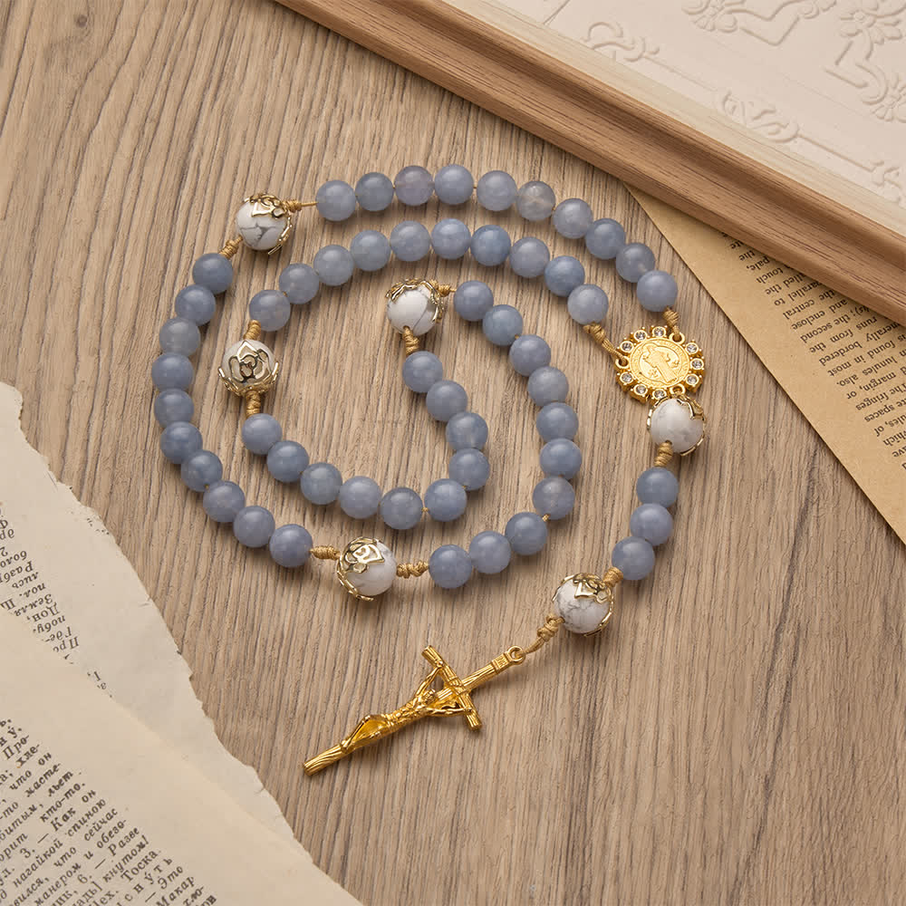 Christianartworkshop Chapelet en aigue-marine et howlite blanche : détails en filigrane doré avec saint Benoît pour une foi sereine - image 4