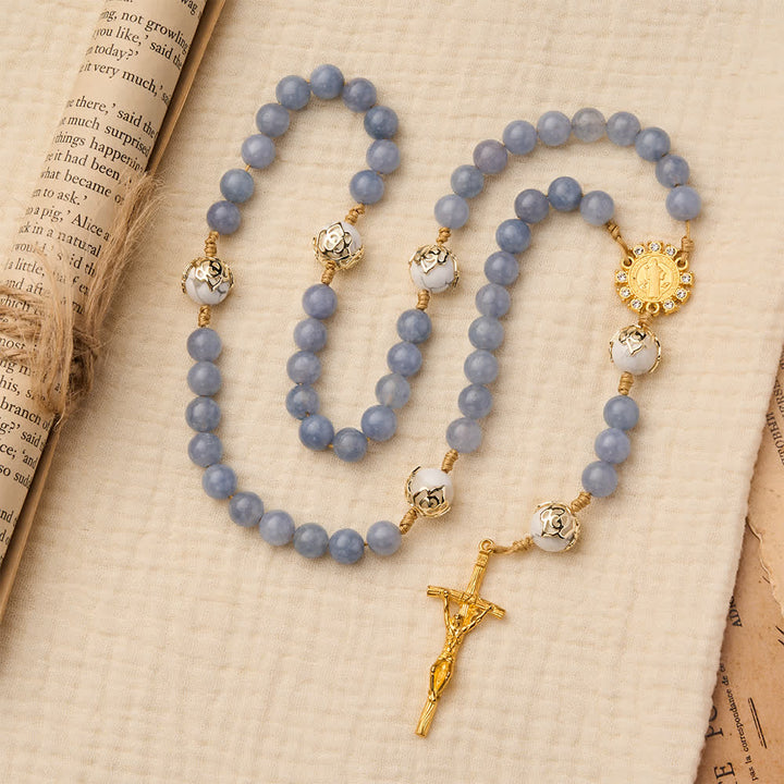 Christianartworkshop Chapelet en aigue-marine et howlite blanche : détails en filigrane doré avec saint Benoît pour une foi sereine - Saint Benoît et le Crucifix - image 0