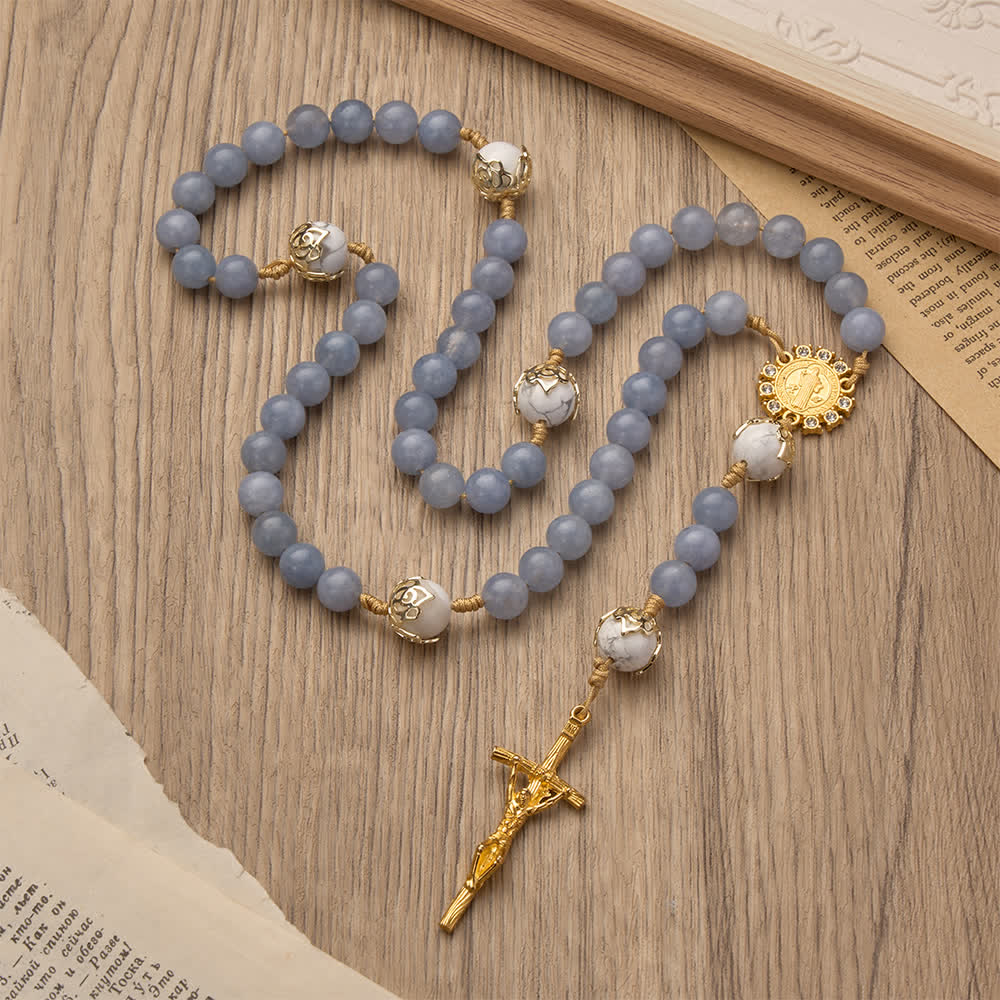 Christianartworkshop Chapelet en aigue-marine et howlite blanche : détails en filigrane doré avec saint Benoît pour une foi sereine - image 5