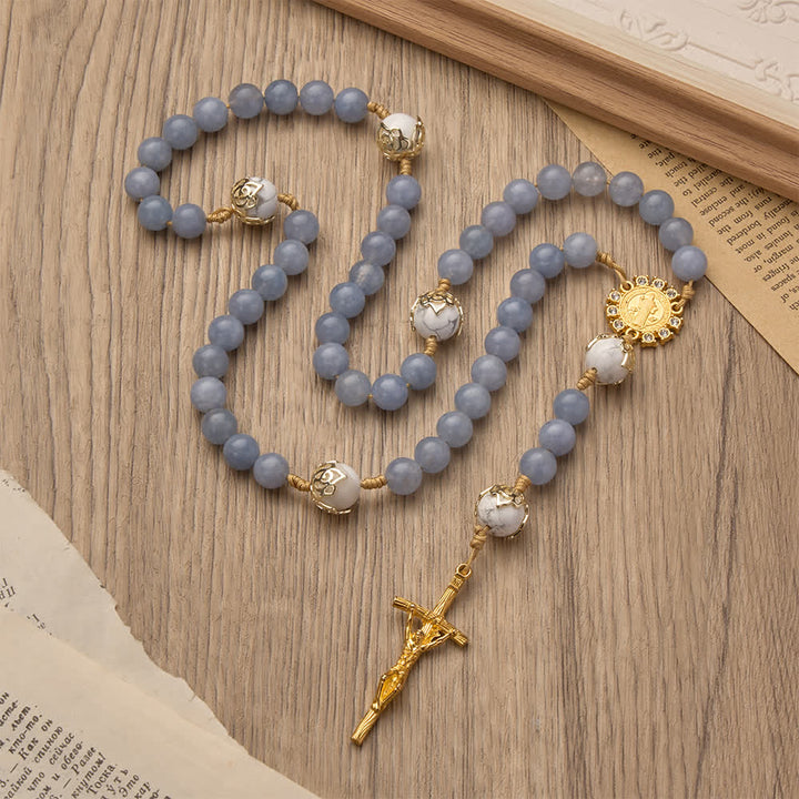 Christianartworkshop Chapelet en aigue-marine et howlite blanche : détails en filigrane doré avec saint Benoît pour une foi sereine - image 5
