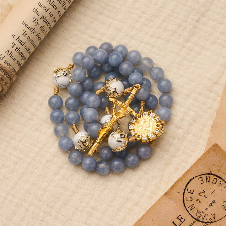 Christianartworkshop Chapelet en aigue-marine et howlite blanche : détails en filigrane doré avec saint Benoît pour une foi sereine - image 3
