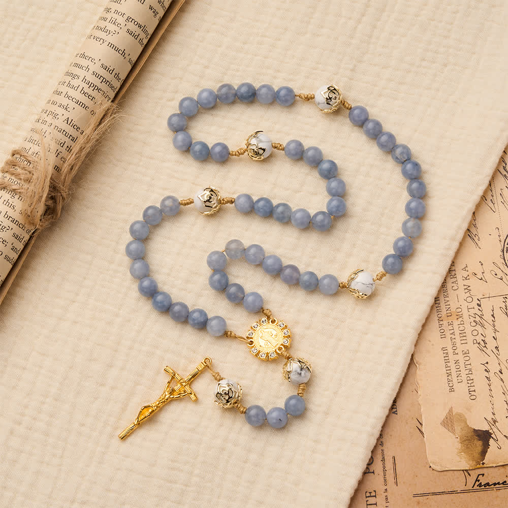 Christianartworkshop Chapelet en aigue-marine et howlite blanche : détails en filigrane doré avec saint Benoît pour une foi sereine - image 2