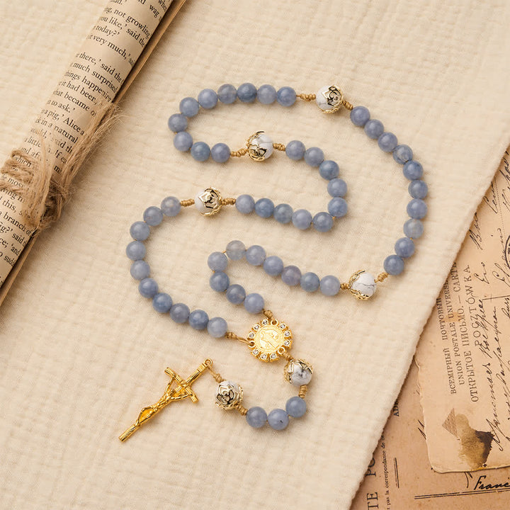 Christianartworkshop Chapelet en aigue-marine et howlite blanche : détails en filigrane doré avec saint Benoît pour une foi sereine - image 2