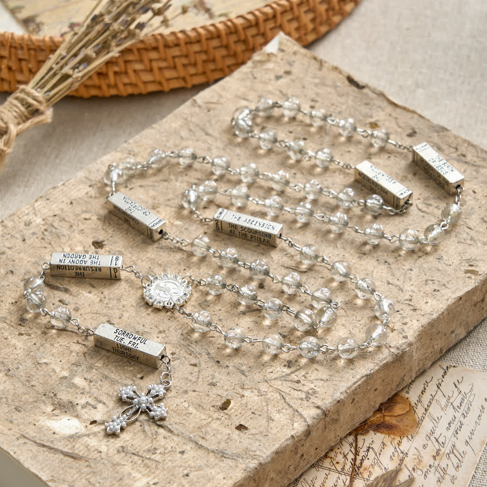 Christianartworkshop Chapelet à six tablettes en perles givrées avec médaille et croix de saint Benoît - image 4