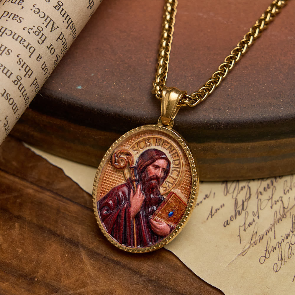 Christianartworkshop Collier élégant orné d'un portrait religieux émaillé et d'un cadre en or : un emblème de foi et de protection - Saint Benoît - image 2