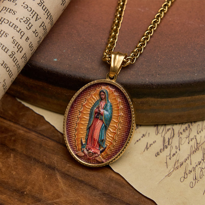 Christianartworkshop Collier élégant orné d'un portrait religieux émaillé et d'un cadre en or : un emblème de foi et de protection - Notre-Dame de Guadalupe - image 1