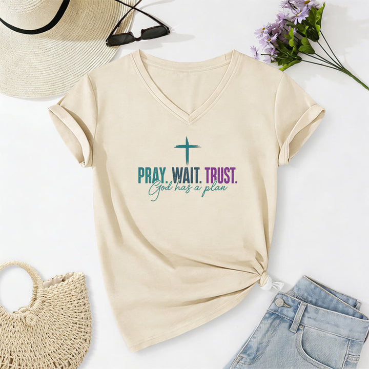 Christianartworkshop T-shirt décontracté à col en V avec imprimé croix : Priez, attendez, ayez confiance, Dieu a un plan - Beige - 2XL - image 2