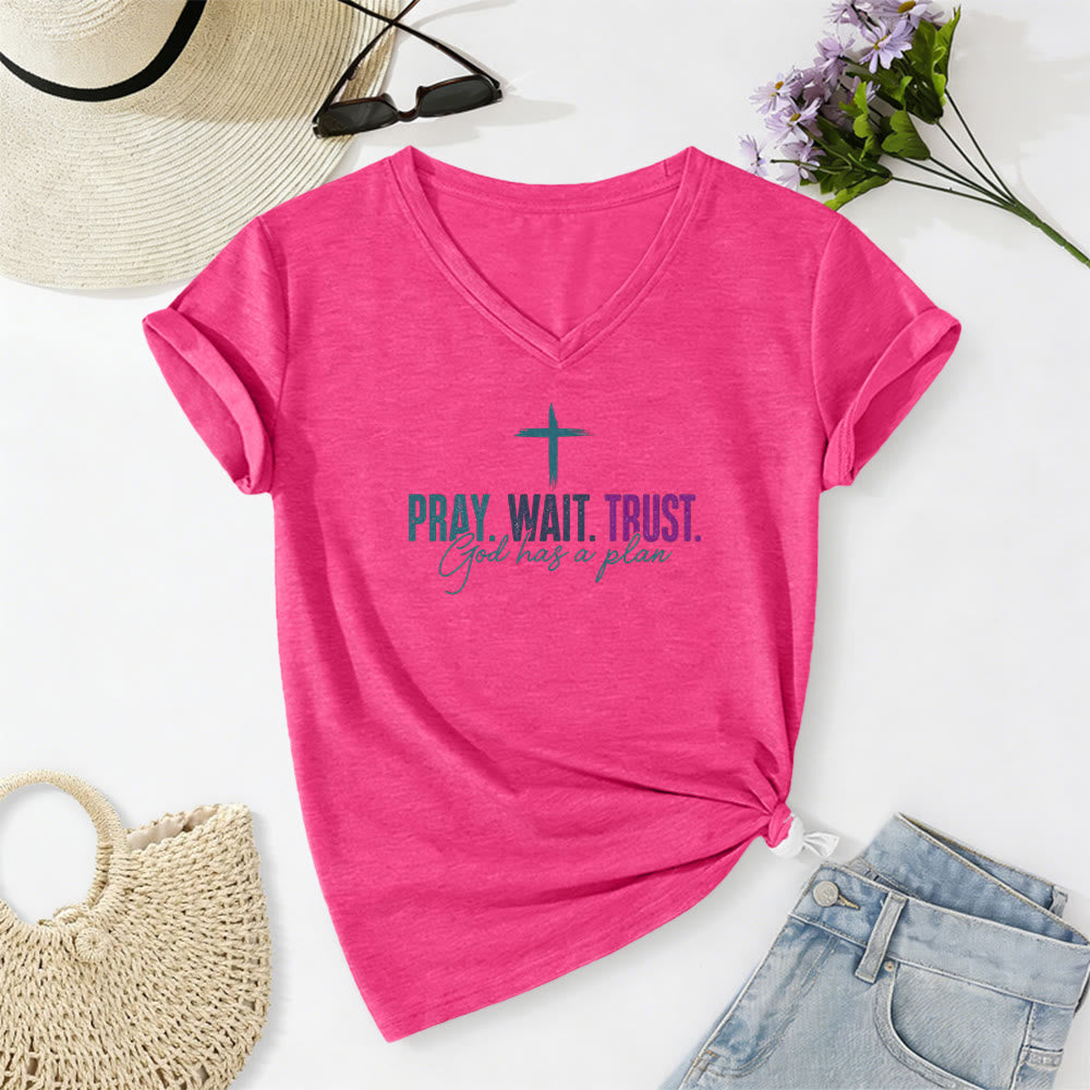 Christianartworkshop T-shirt décontracté à col en V avec imprimé croix : Priez, attendez, ayez confiance, Dieu a un plan - Rose - 2XL - image 24