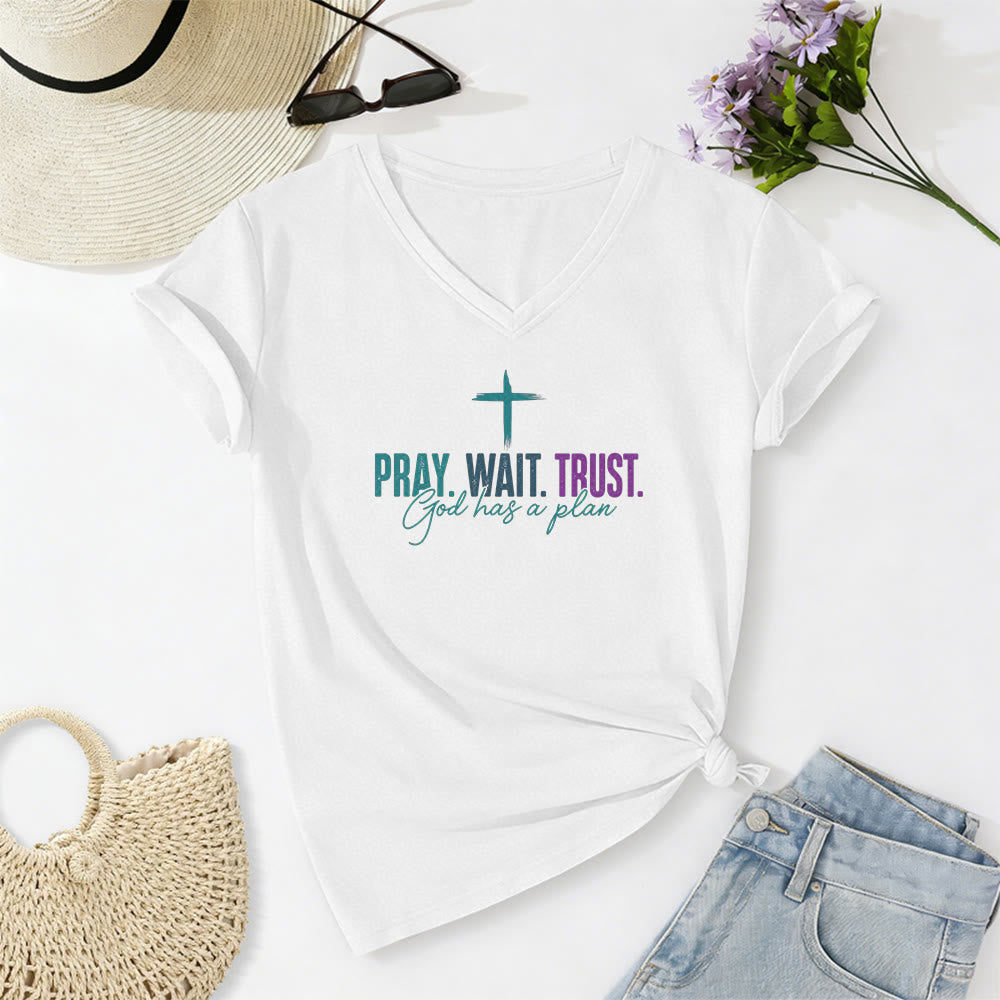 Christianartworkshop T-shirt décontracté à col en V avec imprimé croix : Priez, attendez, ayez confiance, Dieu a un plan - Blanc - 2XL - image 0