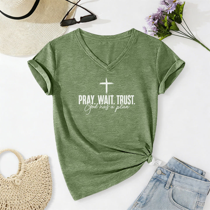 Christianartworkshop T-shirt décontracté à col en V avec imprimé croix : Priez, attendez, ayez confiance, Dieu a un plan - Vert olive - 2XL - image 6