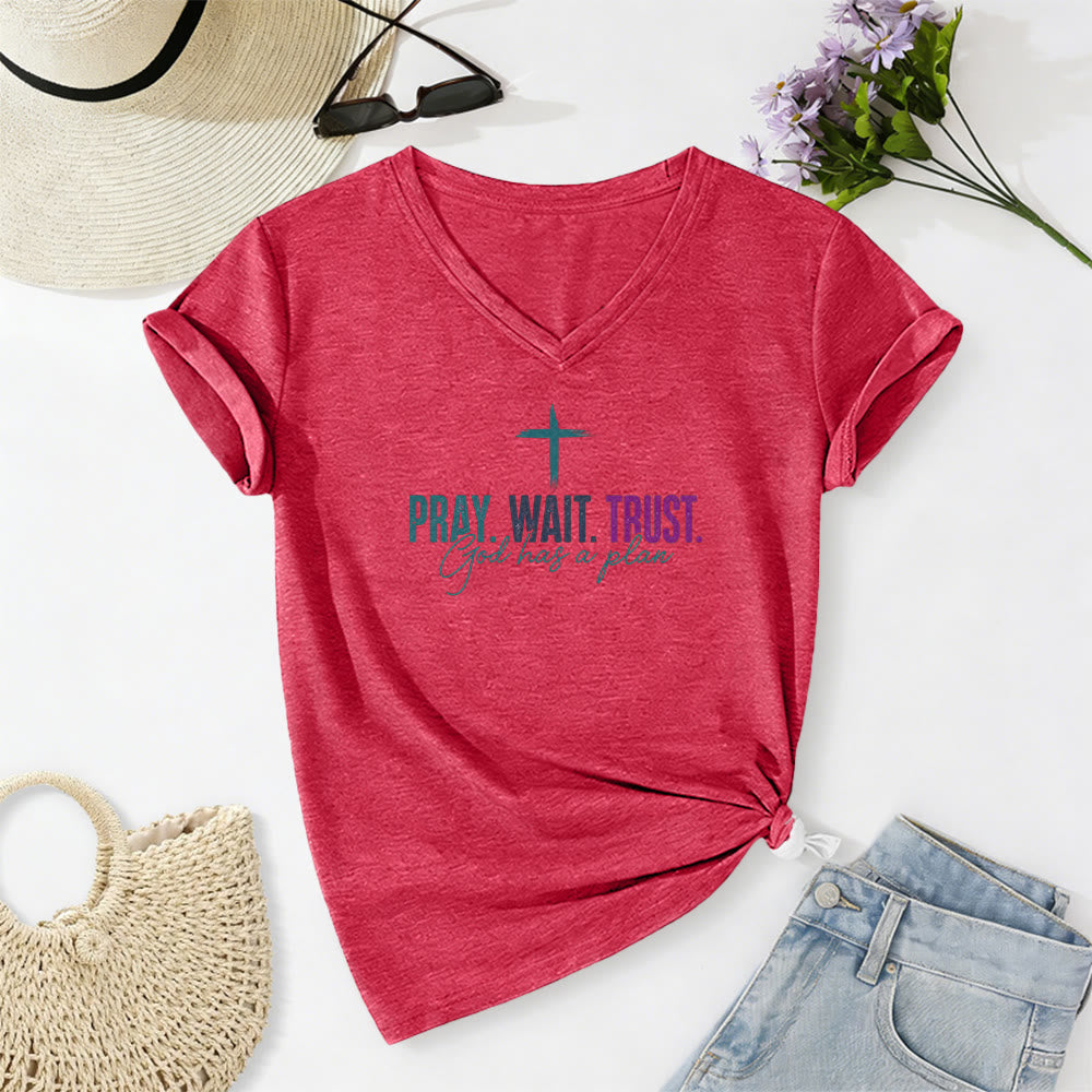 Christianartworkshop T-shirt décontracté à col en V avec imprimé croix : Priez, attendez, ayez confiance, Dieu a un plan - Rouge - 2XL - image 22