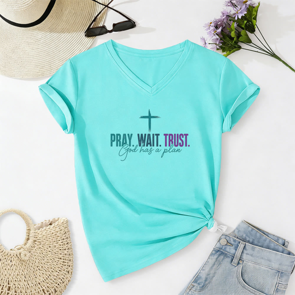 Christianartworkshop T-shirt décontracté à col en V avec imprimé croix : Priez, attendez, ayez confiance, Dieu a un plan - Bleu ciel - 2XL - image 8