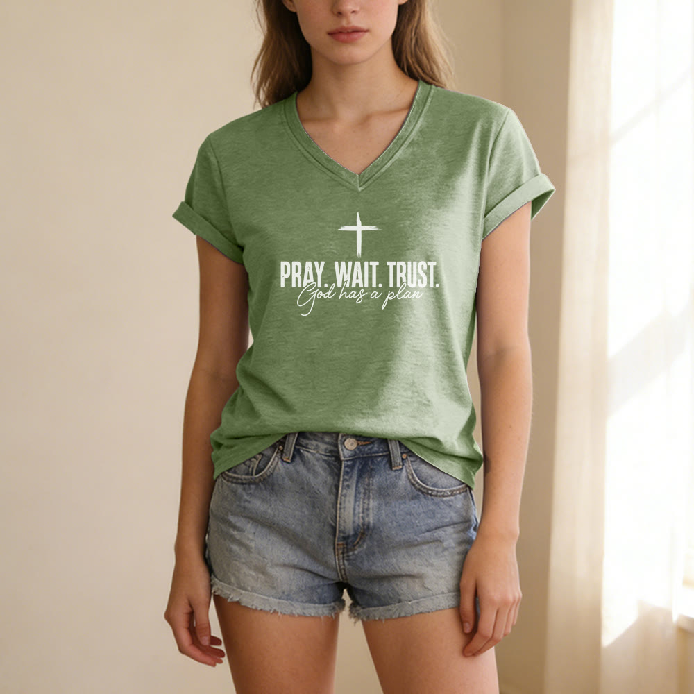 Christianartworkshop T-shirt décontracté à col en V avec imprimé croix : Priez, attendez, ayez confiance, Dieu a un plan - image 7